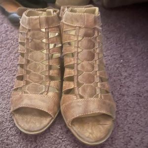 Naturalizer open toe light brown heeled sandals